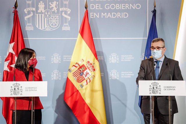 La delegada del Gobierno en la Comunidad Madrid, Mercedes González y el presidente de la Federación de Municipios de Madrid, Guillermo Hita, presentan la campaña para llevar los ‘Puntos Violeta’ de lucha contra la violencia de género, en la Delegación del