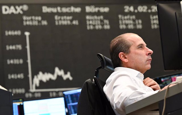 24 February 2022, Hessen, Frankfurt_Main: Stock trader Arthur Brunner of ICF Bank AG watches his monitor on the floor of the Frankfurt Stock Exchange. The Russian attack on Ukraine sent stock markets around the world into a tailspin. Germany's Dax was dow