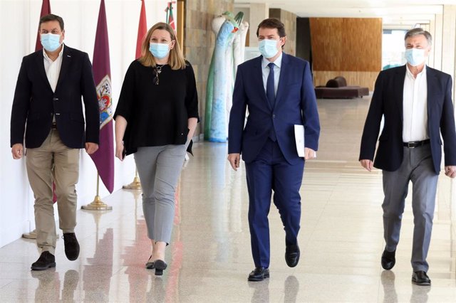 Fernández Mañueco (segundo por la derecha) encabeza la delegación 'popular' que se ha reunido este lunes con UPL.