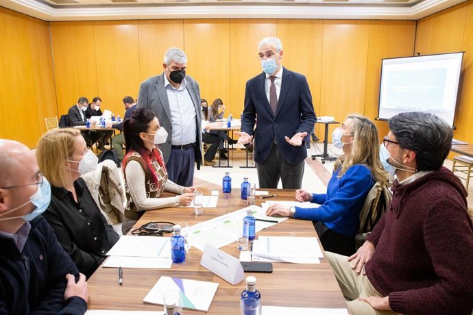 O vicepresidente segunda e conselleiro de Economía, Empresa e Innovación, Francisco Conde, xunto con expertos que elaboran a Axenda de impulso dá industria forestal 2022-2024