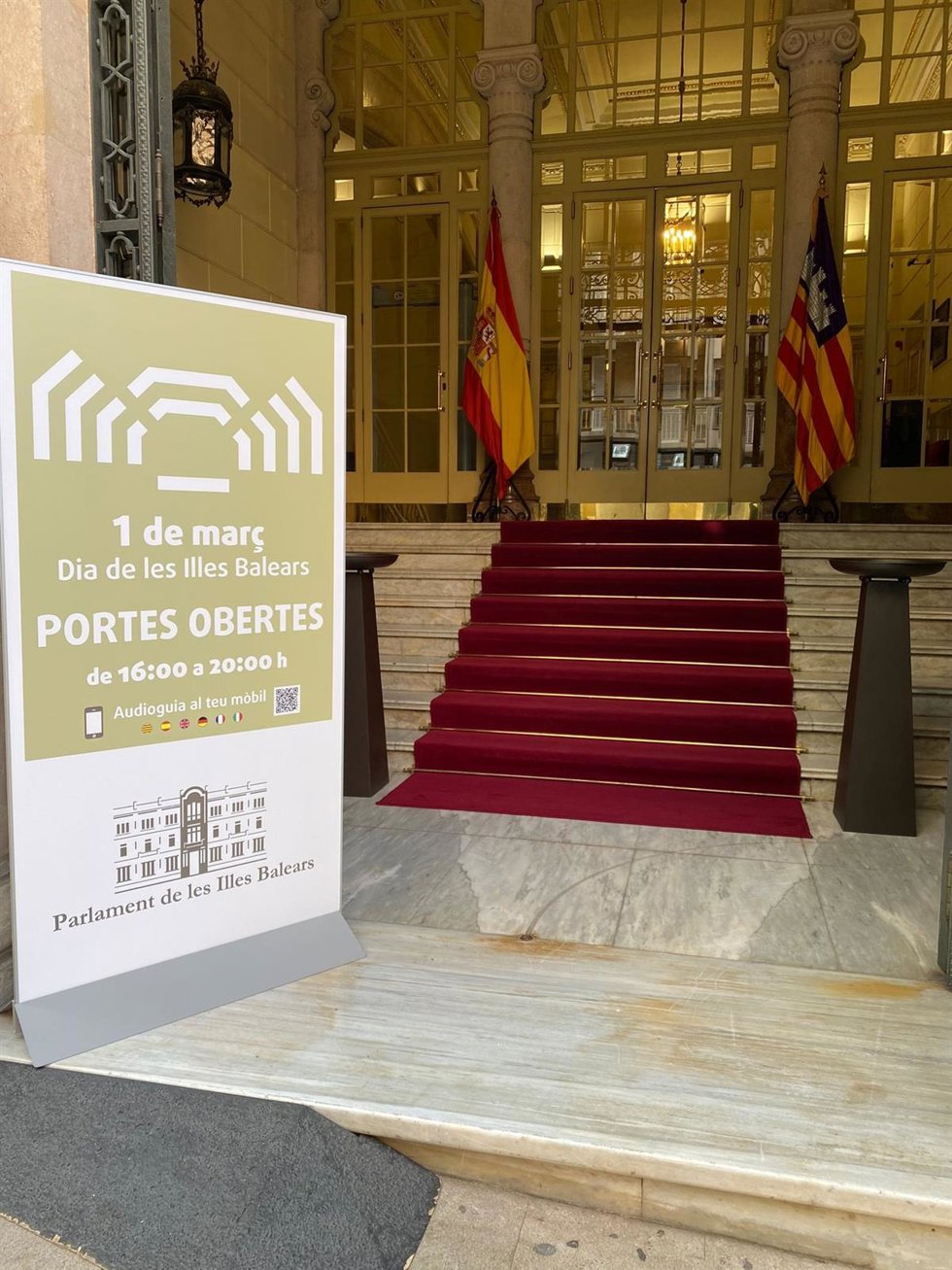 Puerta de entrada al Parlament con la cartelería que indica la Jornada de Puertas Abiertas de este martes 1 de marzo.