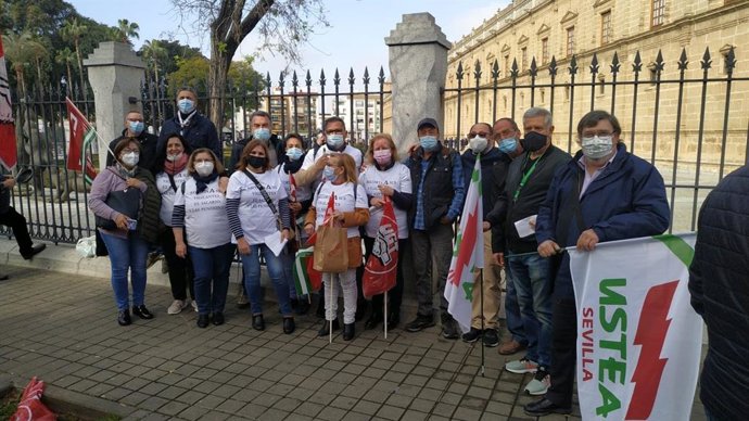 Concentración de miembros de la Delegación Territorial de Cultura