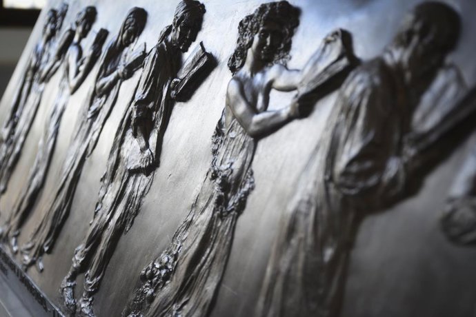 Archivo - Detalle del sarcófago del escritor Vicente Blasco Ibáñez en el cementerio municipal, obra del escultor Mariano Benlliure. 