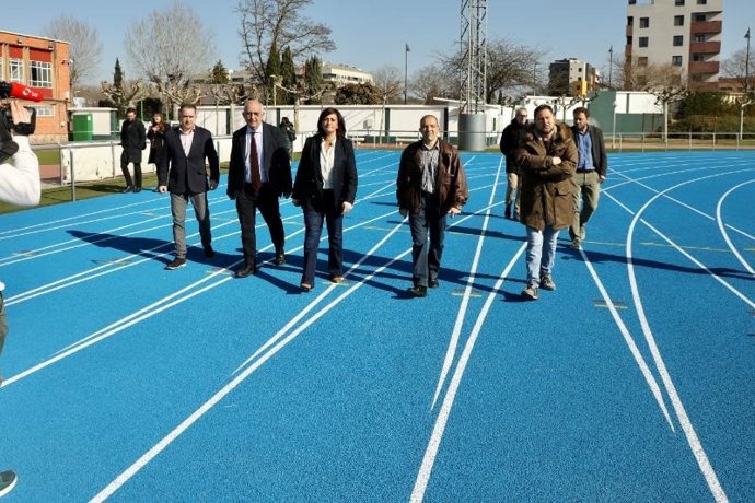 La presidenta del Gobierno riojano, Concha Andreu, junto a altos cargos inaugura la nueva pista de atletismo del Adarraga