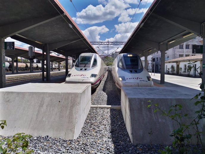 Archivo - Adif hace pruebas del 'ERTMS' en el AVE a Galicia