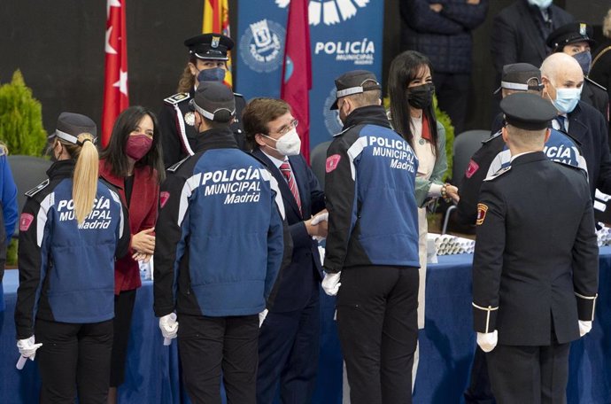 La delegada del Gobierno en la Comunidad Madrid, Mercedes González; el alcalde de Madrid, José Luis Martínez-Almeida y la vicealcaldesa de Madrid, Begoña Villacís, entregan los nombramientos de la 52 promoción de la Policía Municipal de Madrid