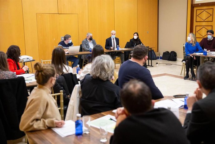 El vicepresidente segunda e conselleiro de Economía, Empresa e Innovación, Francisco Conde, en el encuentro con los encargados de elaborar la Axenda de impulso da industria forestal 2022-2024