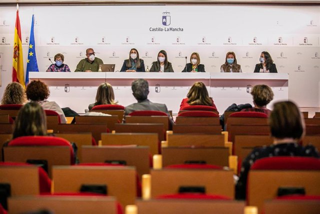 La consejera de Bienestar Social, Bárbara García Torijano, en la reunión con los directores y directoras de la Red Pública Regional de Residencias de Personas Mayores.