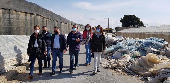 Visita de la portavoz del PSOE en el Ayuntamiento de Almería, Adriana Valverde, al barrio de San Vicente.