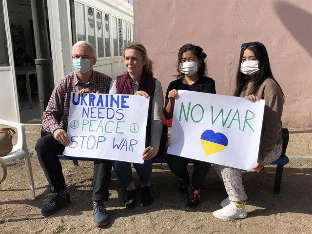 Un matrimonio de ucranianos y una pareja de rusas muestran su unidad contra la guerra