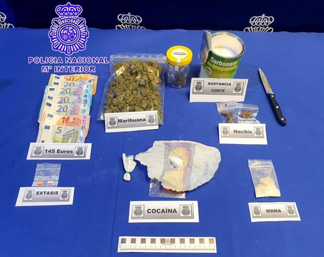 Sustancias y otros efectos ocupados al presunto traficante.