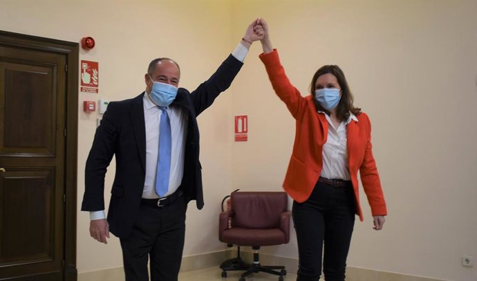 El alcalde de Albacete, Emilio Sáez, y la concejala de Hacienda, María José López