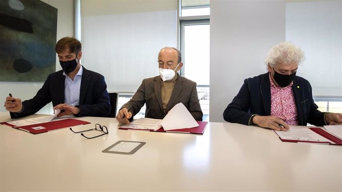 El consejero de Industria, Javier López Marcano, firma con el presidente de CEOE, Enrique Conde, y el de la asociación de Hostelería, Ángel Cuevas, la petición al Gobierno Central