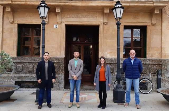 El director insular de Residuos, Juan Carrasco, el alcalde de Llucmajor, Éric Jareño, la consellera de Sostenibilidad y Medio Ambiente, Aurora Ribot, y el regidor de Entorno Urbano y Mantenimiento, Bernadí Vives.