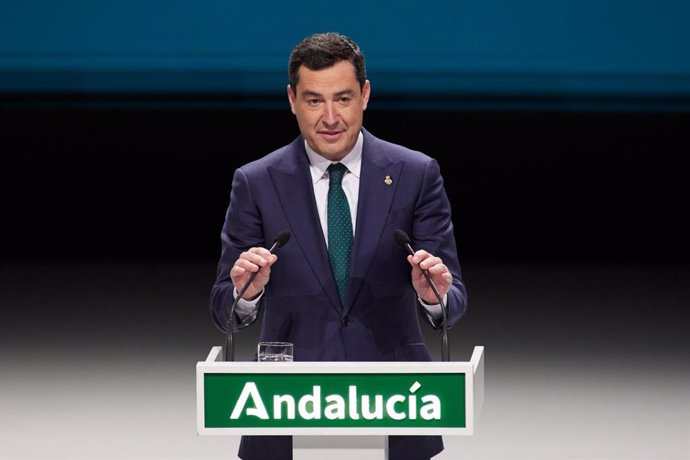 El presidente de la Junta de Andalucía, Juanma Moreno, en el acto de entrega de las distinciones del Día de Andalucía 2022, en el Teatro de la Maestranza de Sevilla.