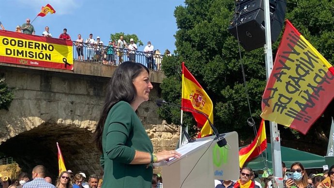 Macarena Olona interviene en un acto de su partido en el Muelle de Nueva York.