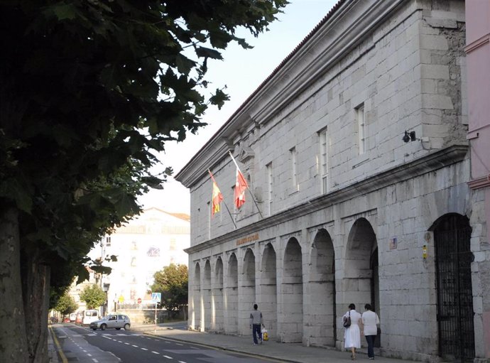 Archivo - Fachada del Parlamento de Cantabria