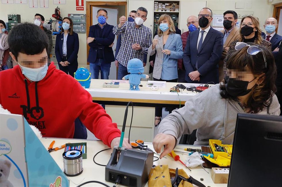 La ministra de Educación y Formación Profesional, Pilar Alegría, y el consejero de Educación de Aragón, Felipe Faci, durante su visita al Instituto de Educación Secundaria Pablo Serrano de Zaragoza.