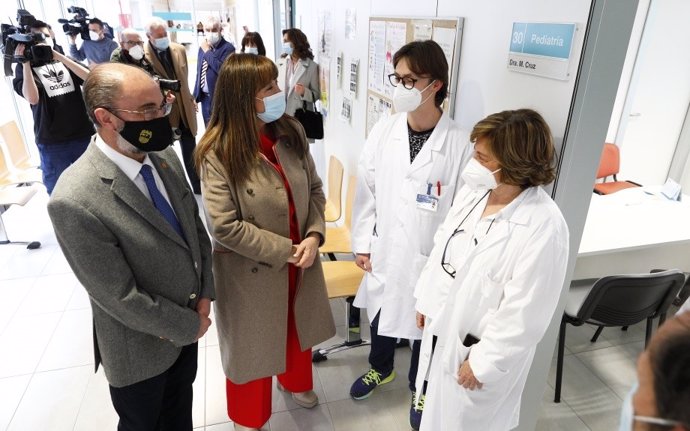 El presidente del Gobierno de Aragón, Javier Lambán, y la consejera de Sanidad, Sira Repollés, visitan el Centro de Salud La Almozara, en Zaragoza.