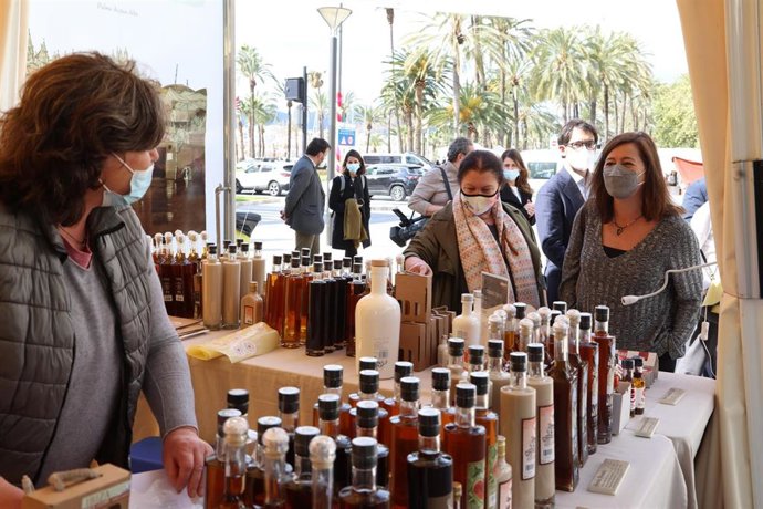 La presidenta Armengol, junto con consellers del Govern, visita las paradas del mercado instalado con motivo del Día de Baleares