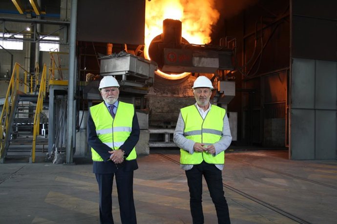 El director general de Ciuden, Arsenio Terrón, y el presidente ejecutivo de Latem Aluminium, Macario Fernández, tras sellar su acuerdo.