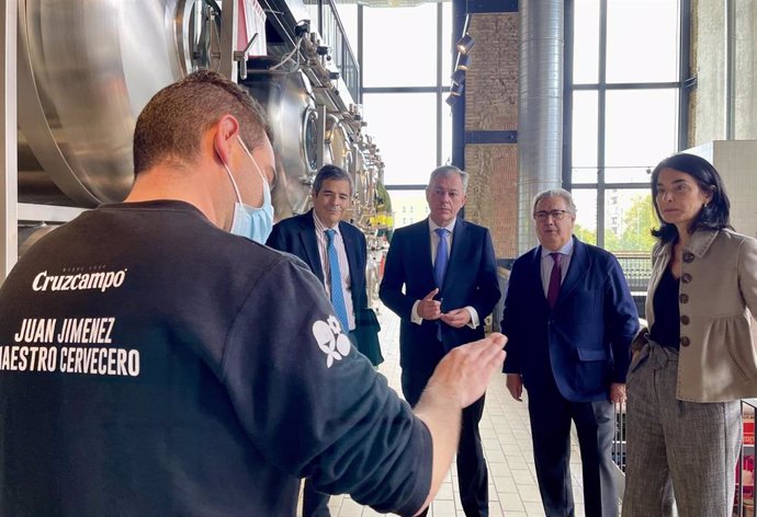 Sanz y Zoido visitan la fábrica Cruzcampo para conocer los proyectos de empleabilidad juvenil, formación e innovación.