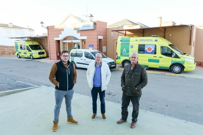 Pepe Fernández, Fran García y José Ramos, en el centro de salud de Sorbas.