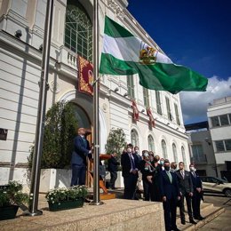La bandera andaluza ondea en El Puerto