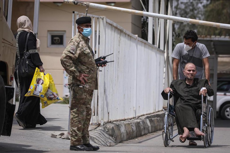 Archivo - Guardia de seguridad frente al Hospital Ibn Jatib de la capital de Irak, Bagdad