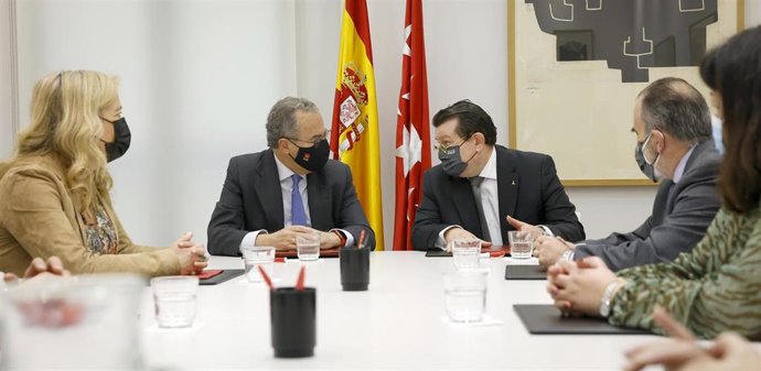 El consejero de Educación, Universidades y Ciencia y portavoz del Gobierno autonómico, Enrique Ossorio, firma un convenio con el director general de la ONCE, Ángel Sánchez,