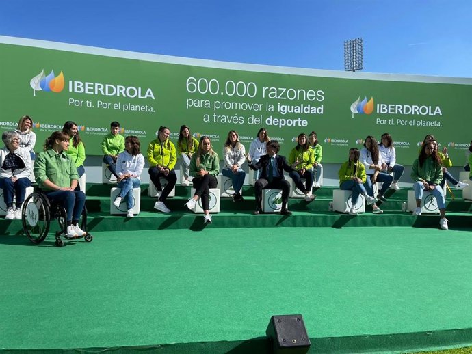 Iberdrola anuncia que redobla su apuesta por la igualdad en el deporte con la adhesión de 16 nuevas Federaciones Nacionales, hasta alcanzar las 32. Varias deportistas sobre el estadio Vallehermoso han sido testigo del nuevo compromiso de la compañía.