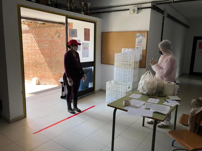 Archivo - Reparto de comida para menores en riesgo de exclusión, en foto de archivo.