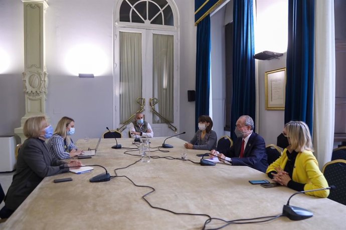 El alcalde de Málaga, Francisco de la Torre, acompañado de la concejala de Participación Ciudadana y Acción Exterior, Ruth Sarabia, con la cónsul de Ucrania en Málaga, Svitlana Kramarenko, y con la representante de Asociación Maydan, Maryana Kasiv.