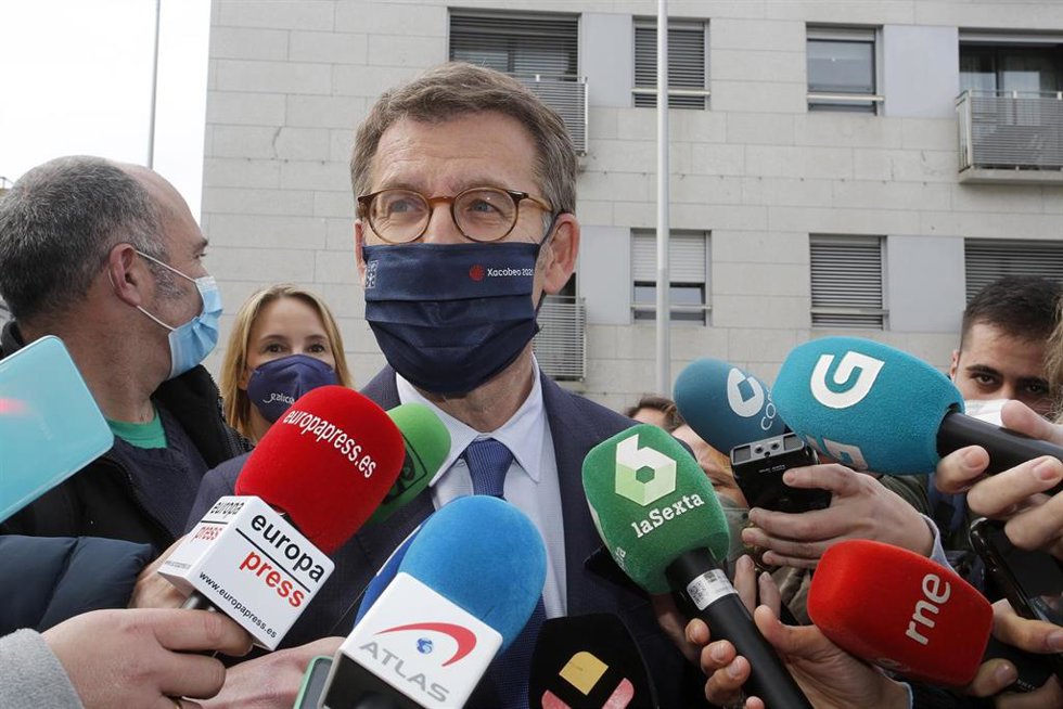 El presidente de la Xunta, ALberto Núñez Feijóo, atiende a los medios a su llegada a un acto de entrega de viviendas autonómicas en Vigo, a 28 de febrero de 2022.