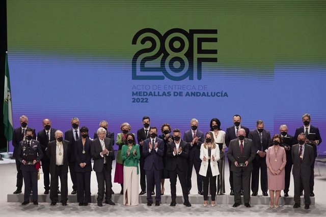 El presidente de la Junta, Juanma Moreno, preside la foto de familia con los premiados durante el acto de entrega de Medallas de Andalucía 2022 en el Teatro de la Maestranza, a 28 de febrero de 2022 en Sevilla (Andalucía, España)