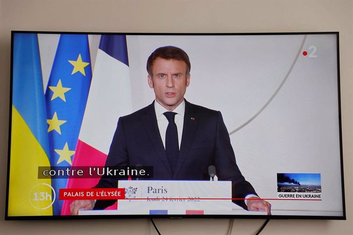 24 February 2022, France, Paris: A photo shows a video screen displaying French President Emmanuel Macron delivering a speech on the situation on Ukraine Photo: Ludovic Marin/AFP/dpa