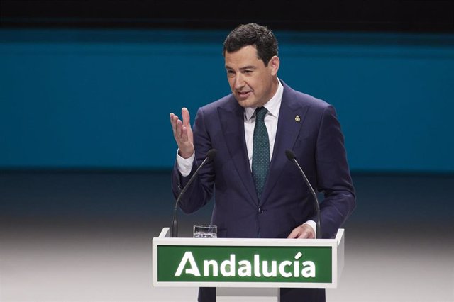 El presidente de la Junta, Juanma Moreno, da el discurso durante el acto de entrega de Medallas de Andalucía 2022 en el Teatro de la Maestranza, a 28 de febrero de 2022 en Sevilla (Andalucía, España)