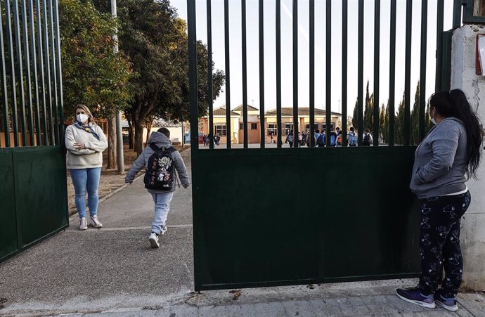 Archivo - Un niño entrando al colegio en Valencia