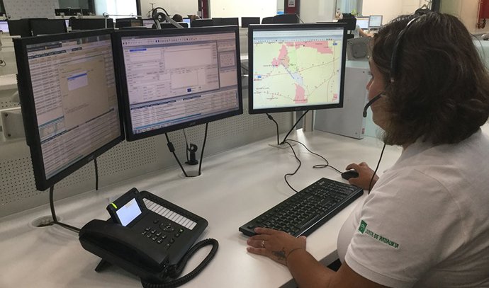 Archivo - Operadora del servicio 112 Andalucía.