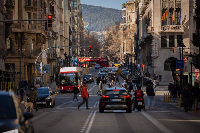 Coches circulan por Via Laietana, antes de ser peatonal, a 17 de febrero de 2022, en Barcelona, Catalunya (España). Las obras que está previsto que comiencen el próximo 1 de marzo y finalicen en 2004, buscan destinar más espacio al peatón, la bici, el v