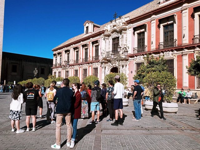 Turistas en la Plaza Virgen de los Reyes de Sevilla.