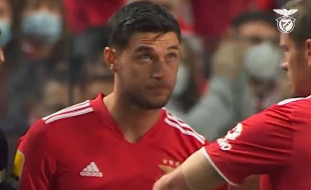 Aficionados del fútbol portugués ovacionan al delanterio ucraniano del Benfica