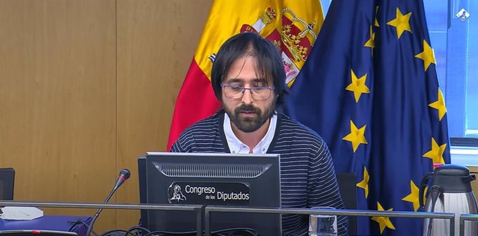 Pedro García García, de la Asociación de Trabajadores Esenciales Afectados por la vacuna de AstraZeneka (ATEAVA), en su comparecencia ante la Comisión de Investigación de Vacunas del Congreso, en Madrid (España), a 28 de febrero de 2022.