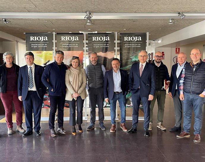Primera reunión de trabajo del Grupo Operativo para la protección del Paisaje y Viñedo, una iniciativa que se aprobó en el pasado 20 de diciembre en la última sesión plenaria del ejercicio 2021 y que estará liderada por el bodeguero Álvaro Palacios