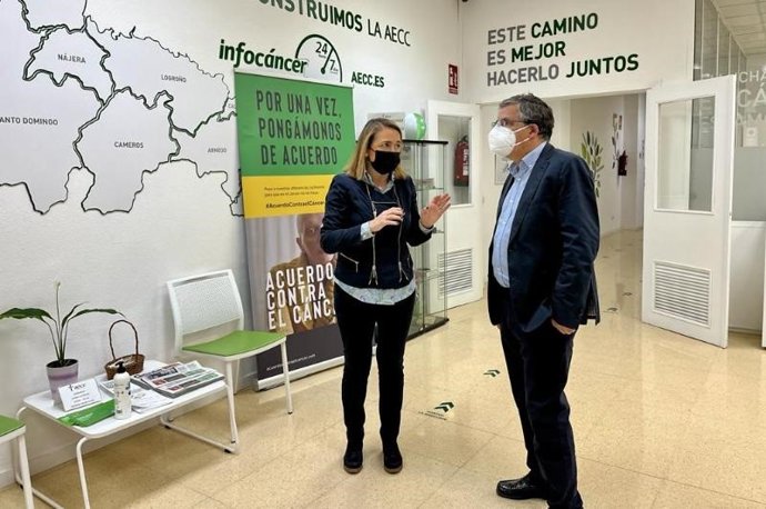 El consejero de Servicios Sociales y Gobernanza Pública, Pablo Rubio, ha visitado la sede de Asociación Española contra el Cáncer y se ha reunido con la junta directiva y su presidenta, Elena Eguizábal