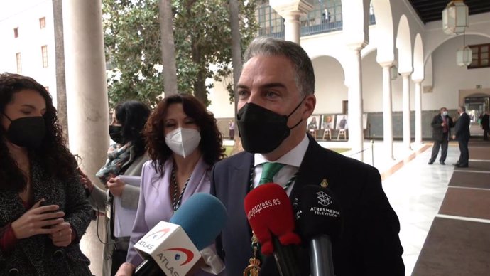 El consejero de la Presidencia, Administración Pública e Interior y portavoz del Gobierno andaluz, Elías Bendodo, atiende a los medios en el Día de Andalucía.