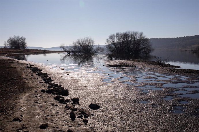 Zona embarrada en el embalse de Pedrezuela, a 18 de febrero de 2022, en Guadalix de la Sierra, Madrid (España). Este embalse es el que mejor se encuentra de la Comunidad de Madrid con casi un 83% de capacidad, respecto al 85 % del año pasado. Debido a l