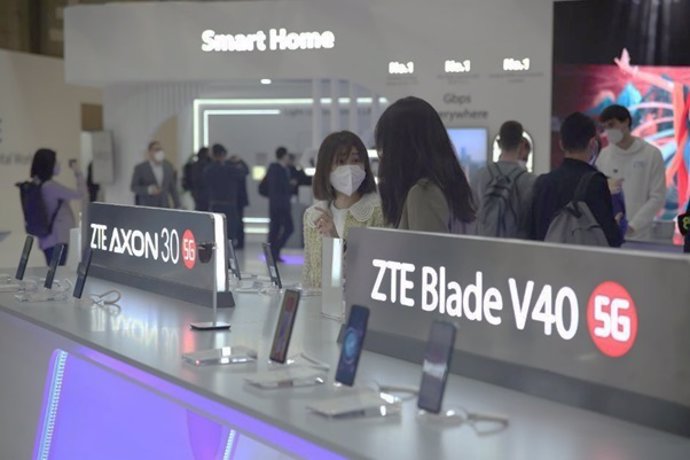 La serie Blade V40 (derecha) en la feria MWC 2022 de Barcelona