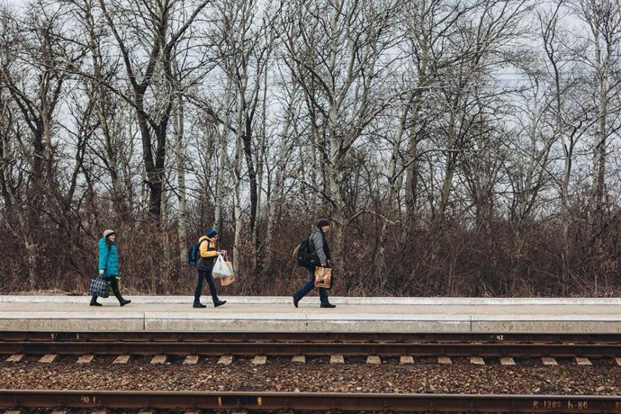 Varias personas caminan por la estación de tren de Lisichansk, a 24 de febrero de 2022, en Lisichansk, Oblast de Lugansk (Ucrania). 