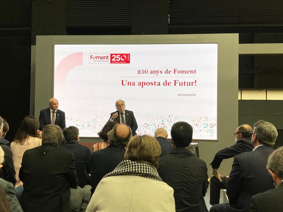 El presidente de Foment del Treball, Josep Sánchez Llibre, y el ceo de Mobile World Capital Barcelona, Carlos Grau, en la sesión presencial '250 anys de Foment: una aposta de futur'